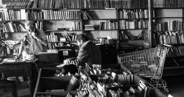 LA LIBRERÍA
Libros de ocasión
Se encuentra en San Diego, a la altura del 1.100. Profesores, escolares y poetas como Nicanor Parra frecuentan sus largas y viejas estanterías. Con un catálogo iniciado en 1949 por su único dueño, Libros de ocasión, sigue llamando a lectores hasta hoy.