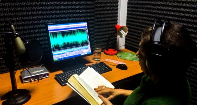 LECTURA PARA CIEGOS
Escuchar un libro
Dos son las instituciones privadas, sin fines de lucro, que se dedican a grabar audio-libros desde hace más de treinta años para las personas con discapacidad visual, las que abastecen a la Biblioteca Nacional, de Santiago y centros educativos de todo el país. La Corporación para Ciegos y la Biblioteca Central para Ciegos, se mantienen gracias al trabajo de voluntarios que, mediante sus voces, permiten que los que no ven accedan al mundo de la lectura.